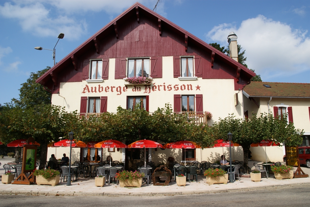 Facade auberge herisson m